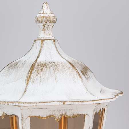 weißer Kandelaber antik