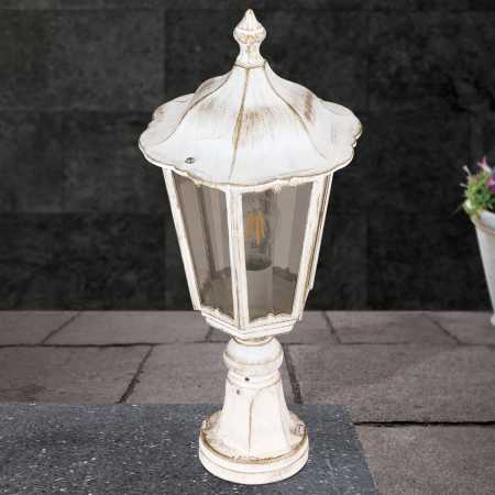 weiße Gartenlampe antik