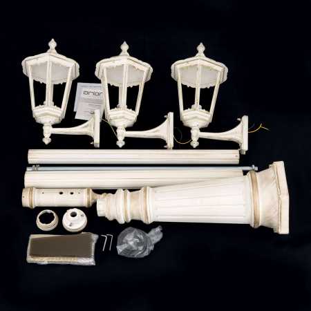 weißer Kandelaber antik