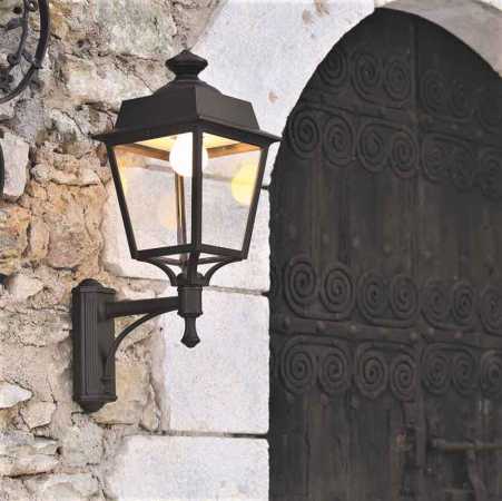 grüne Außenlampe für Hausecke