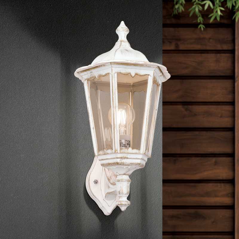 Weiße Aussenleuchte nostalgisch