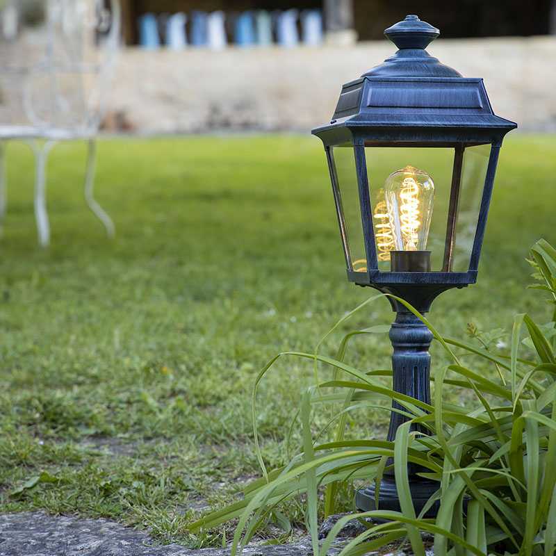 weiße Gartenleuchte