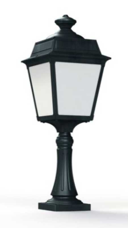 grüne Gartenleuchte klassisch