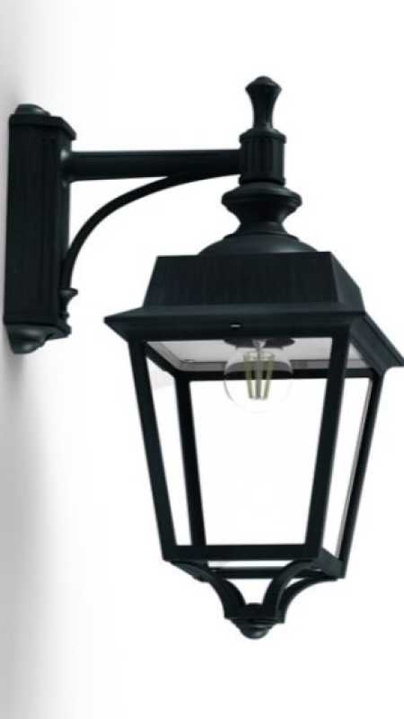 grüne Außenwandleuchte klassisch