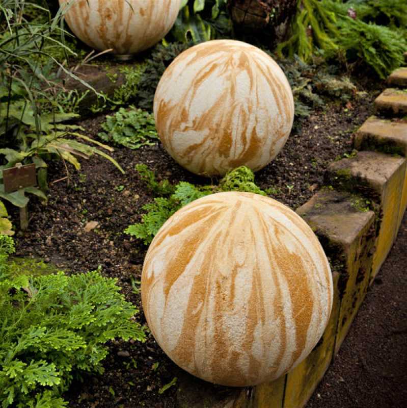 außergewöhnliche Kugelleuchte Garten