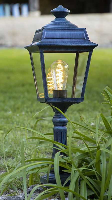 grüne Gartenleuchte klassisch