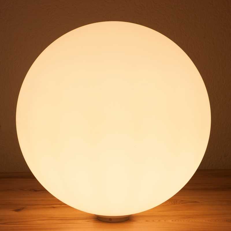weiße Gartenlampe Kugel